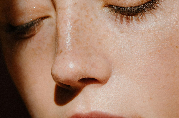 Peau réactive ou sensible : comprendre et calmer les réactions cutanées